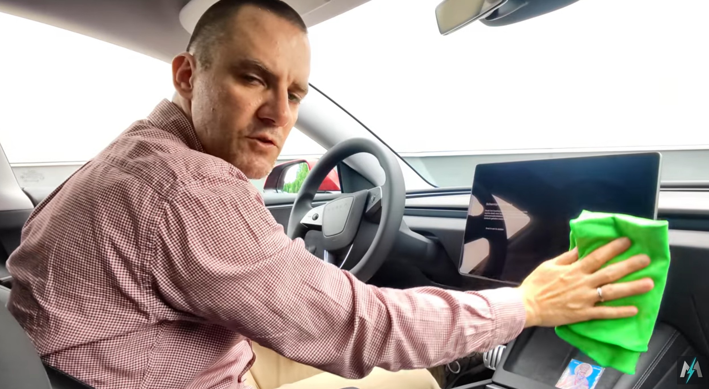 How to clean Your Tesla Screen SAFELY without voiding your warranty (no chemicals)